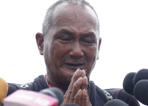 ประชาชนนำดอกไม้ถวายสักการะ ร.9 ณ ซุ้มกำแพงพระบรมมหาราชวัง