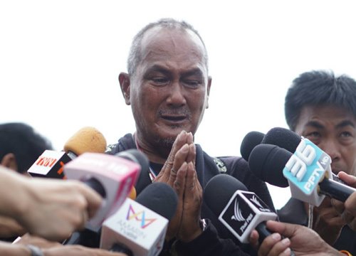 ประชาชนนำดอกไม้ถวายสักการะ ร.9 ณ ซุ้มกำแพงพระบรมมหาราชวัง