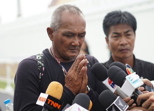 ประชาชนนำดอกไม้ถวายสักการะ ร.9 ณ ซุ้มกำแพงพระบรมมหาราชวัง