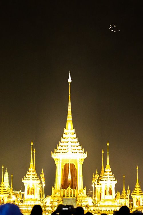 ฝูงนกบินเหนือยอดพระเมรุมาศ ตรงกับฤกษ์ถวายพระเพลิง