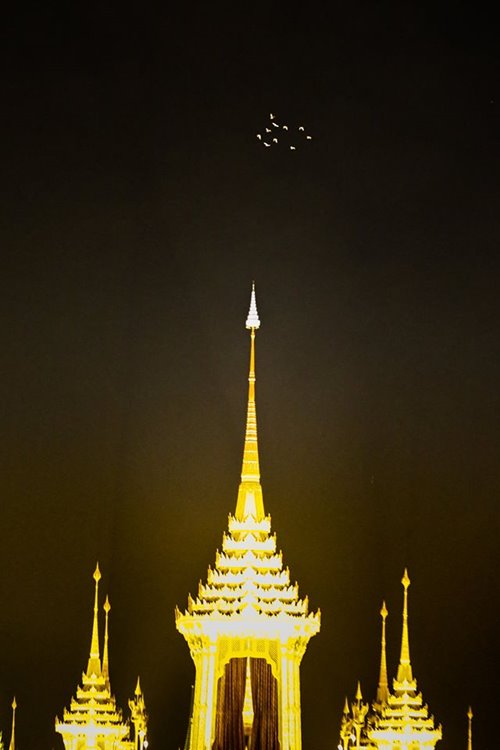 ฝูงนกบินเหนือยอดพระเมรุมาศ ตรงกับฤกษ์ถวายพระเพลิง