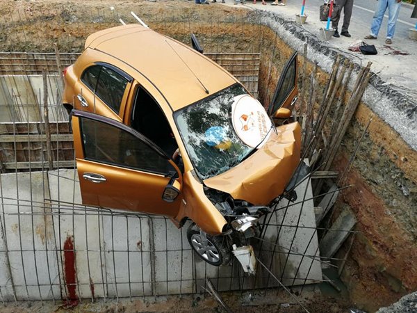 รถเก๋งตกหลุมก่อสร้าง