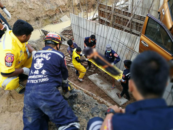 รถเก๋งตกหลุมก่อสร้าง