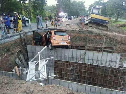 รถเก๋งตกหลุมก่อสร้าง