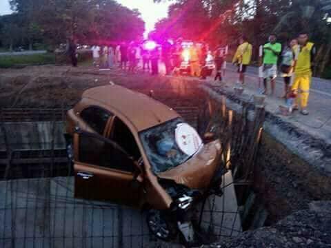 รถเก๋งตกหลุมก่อสร้าง