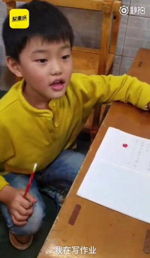 หนุ่มน้อยผู้รักเรียน นั่งทำการบ้านในร้านหม้อไฟ