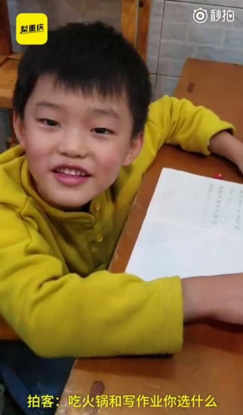 หนุ่มน้อยผู้รักเรียน นั่งทำการบ้านในร้านหม้อไฟ