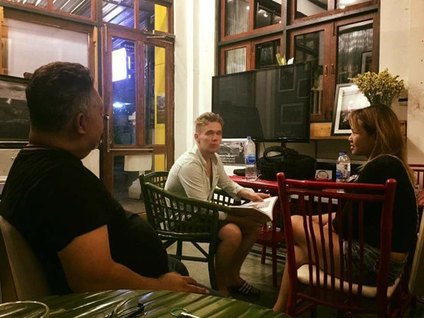 หนุ่มอังกฤษสงสัย ทำไมคนไทยถึงร้องไห้เมื่อในหลวง ร.9 สวรรคต