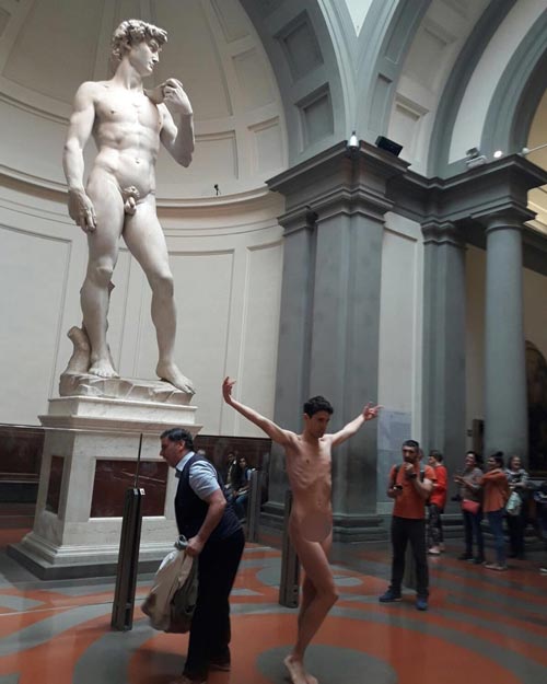 ศิลปินเปลื้องผ้าหน้างานศิลปะระดับโลก