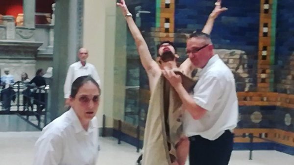 ศิลปินเปลื้องผ้าหน้างานศิลปะระดับโลก