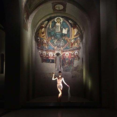 ศิลปินเปลื้องผ้าหน้างานศิลปะระดับโลก