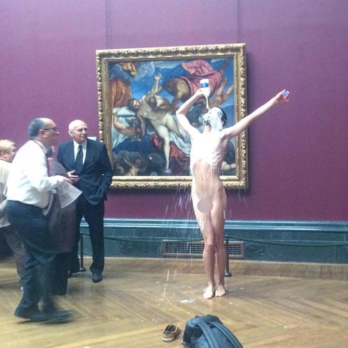 ศิลปินเปลื้องผ้าหน้างานศิลปะระดับโลก