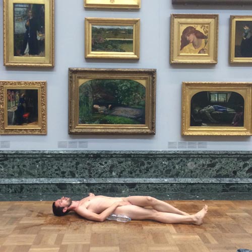 ศิลปินเปลื้องผ้าหน้างานศิลปะระดับโลก