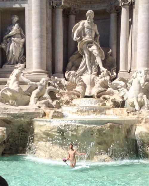 ศิลปินเปลื้องผ้าหน้างานศิลปะระดับโลก