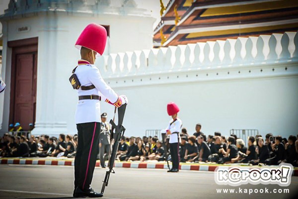 ไพร่ฟ้าประชาราษฎร์ชมริ้วขบวนที่ 4 อัญเชิญพระบรมอัฐิ ร.9