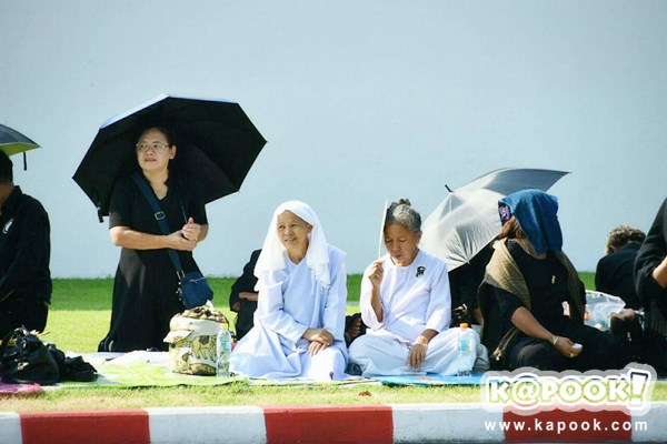 ไพร่ฟ้าประชาราษฎร์ชมริ้วขบวนที่ 4 อัญเชิญพระบรมอัฐิ ร.9