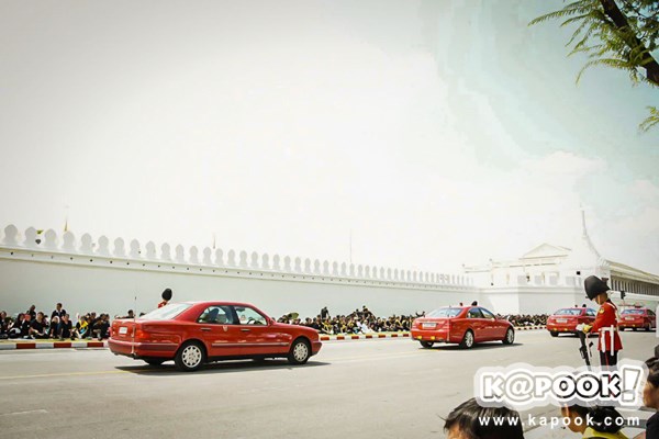 ไพร่ฟ้าประชาราษฎร์ชมริ้วขบวนที่ 4 อัญเชิญพระบรมอัฐิ ร.9