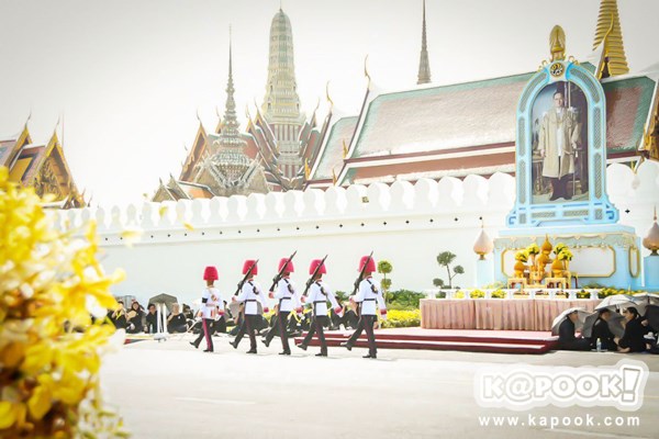 ไพร่ฟ้าประชาราษฎร์ชมริ้วขบวนที่ 4 อัญเชิญพระบรมอัฐิ ร.9