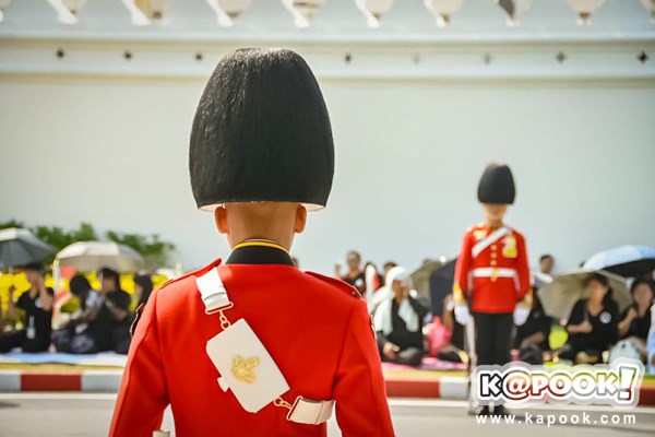 ไพร่ฟ้าประชาราษฎร์ชมริ้วขบวนที่ 4 อัญเชิญพระบรมอัฐิ ร.9