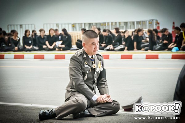 ไพร่ฟ้าประชาราษฎร์ชมริ้วขบวนที่ 4 อัญเชิญพระบรมอัฐิ ร.9