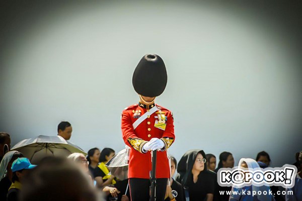 ไพร่ฟ้าประชาราษฎร์ชมริ้วขบวนที่ 4 อัญเชิญพระบรมอัฐิ ร.9