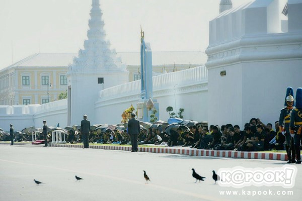 ไพร่ฟ้าประชาราษฎร์ชมริ้วขบวนที่ 4 อัญเชิญพระบรมอัฐิ ร.9