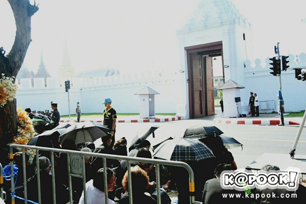 ไพร่ฟ้าประชาราษฎร์ชมริ้วขบวนที่ 4 อัญเชิญพระบรมอัฐิ ร.9