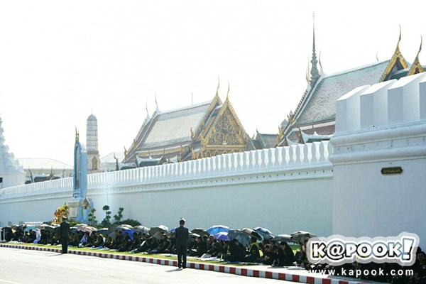 ไพร่ฟ้าประชาราษฎร์ชมริ้วขบวนที่ 4 อัญเชิญพระบรมอัฐิ ร.9