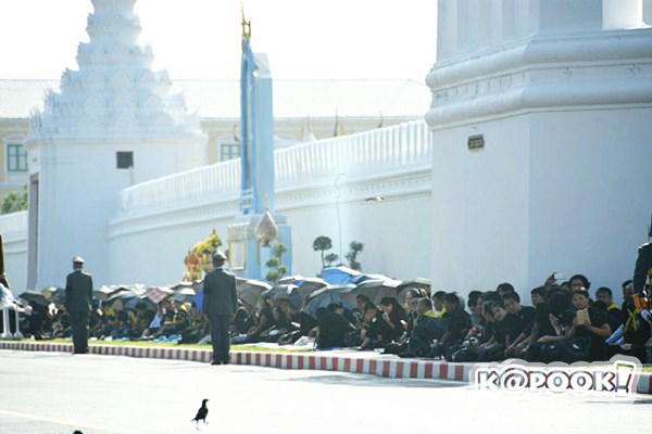 ไพร่ฟ้าประชาราษฎร์ชมริ้วขบวนที่ 4 อัญเชิญพระบรมอัฐิ ร.9