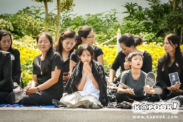 ไพร่ฟ้าประชาราษฎร์ชมริ้วขบวนที่ 4 อัญเชิญพระบรมอัฐิ ร.9