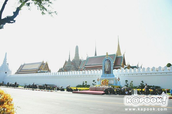 ไพร่ฟ้าประชาราษฎร์ชมริ้วขบวนที่ 4 อัญเชิญพระบรมอัฐิ ร.9