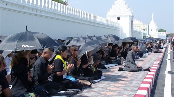 ไพร่ฟ้าประชาราษฎร์ชมริ้วขบวนที่ 4 อัญเชิญพระบรมอัฐิ ร.9