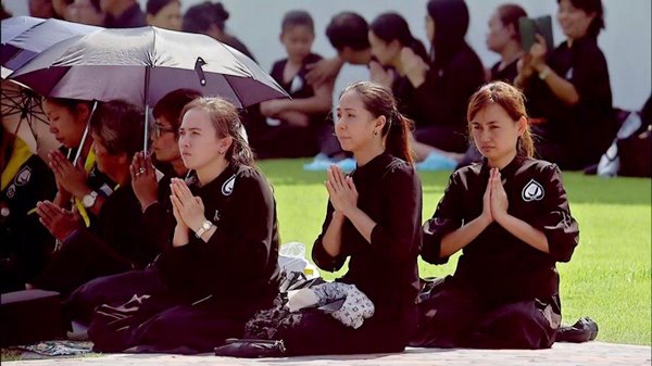 ไพร่ฟ้าประชาราษฎร์ชมริ้วขบวนที่ 4 อัญเชิญพระบรมอัฐิ ร.9