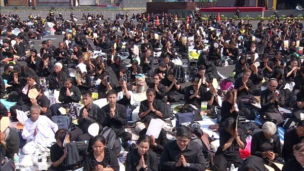 ไพร่ฟ้าประชาราษฎร์ชมริ้วขบวนที่ 4 อัญเชิญพระบรมอัฐิ ร.9