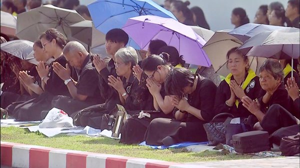 ไพร่ฟ้าประชาราษฎร์ชมริ้วขบวนที่ 4 อัญเชิญพระบรมอัฐิ ร.9