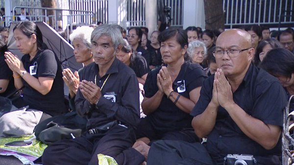 ไพร่ฟ้าประชาราษฎร์ชมริ้วขบวนที่ 4 อัญเชิญพระบรมอัฐิ ร.9