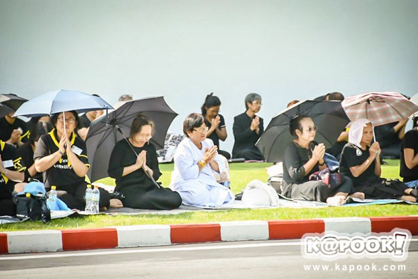 ไพร่ฟ้าประชาราษฎร์ชมริ้วขบวนที่ 4 อัญเชิญพระบรมอัฐิ ร.9