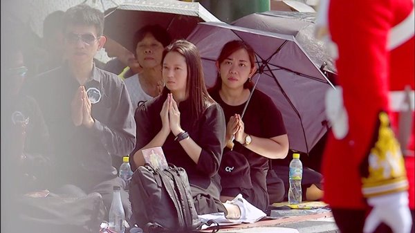 ไพร่ฟ้าประชาราษฎร์ชมริ้วขบวนที่ 4 อัญเชิญพระบรมอัฐิ ร.9