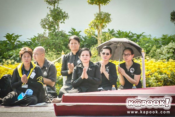 ไพร่ฟ้าประชาราษฎร์ชมริ้วขบวนที่ 4 อัญเชิญพระบรมอัฐิ ร.9