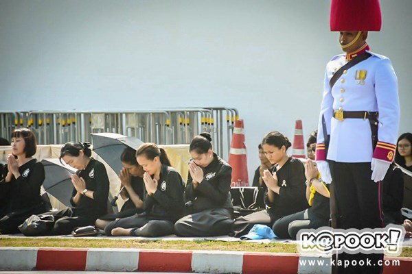 ไพร่ฟ้าประชาราษฎร์ชมริ้วขบวนที่ 4 อัญเชิญพระบรมอัฐิ ร.9