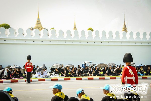 ไพร่ฟ้าประชาราษฎร์ชมริ้วขบวนที่ 4 อัญเชิญพระบรมอัฐิ ร.9