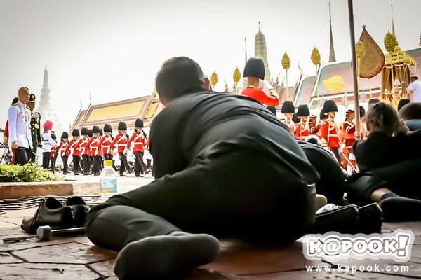 ไพร่ฟ้าประชาราษฎร์ชมริ้วขบวนที่ 4 อัญเชิญพระบรมอัฐิ ร.9