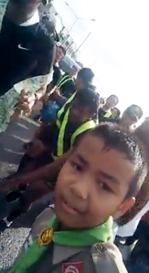 คลิปหนุ่มน้อยวิ่งตามเซลฟี่พี่ตูน