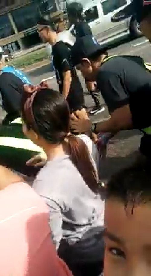 คลิปหนุ่มน้อยวิ่งตามเซลฟี่พี่ตูน