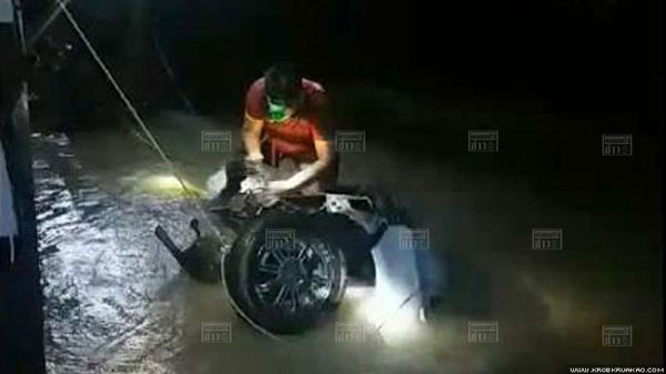 รถตกคลอง