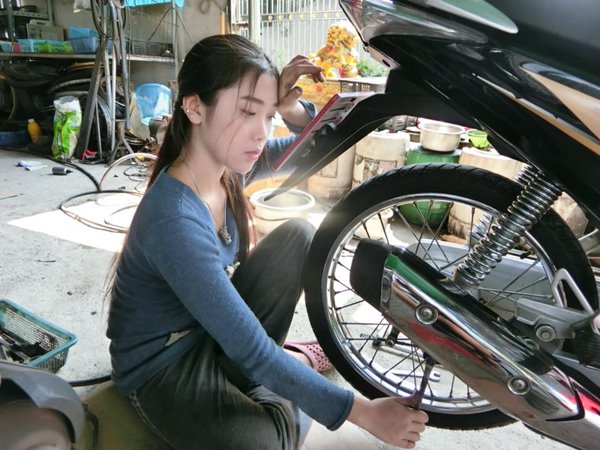 ช่างซ่อมมอเตอร์ไซค์สวย