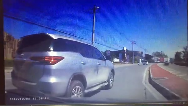 ทุบกระจกรถ