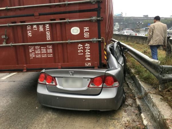 ตู้คอนเทนเนอร์หล่นทับเก๋ง