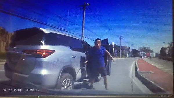 ทุบกระจกรถ