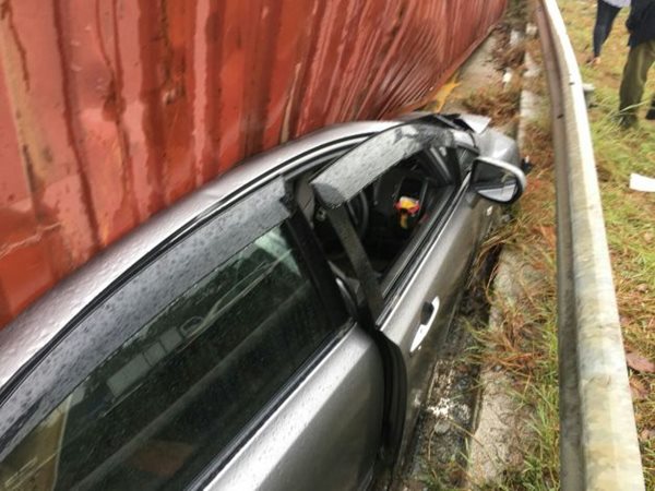 ตู้คอนเทนเนอร์หล่นทับเก๋ง